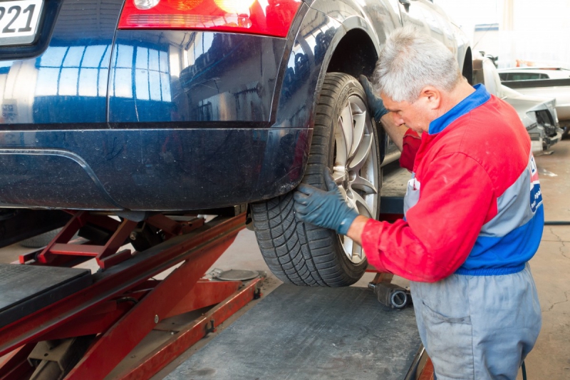 ecommerce-ROURE-min_auto_repair_repair_lift_auto_mechanic_work_clothes_master_professional_man_of_the_fold-685629