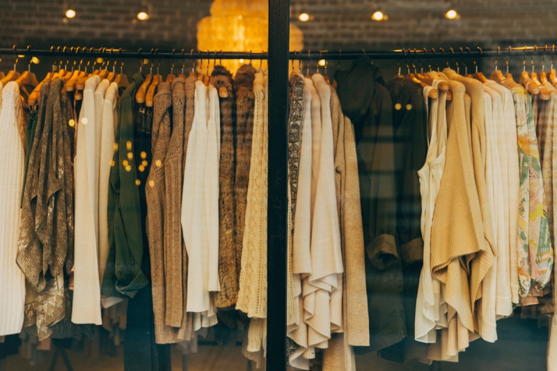 ecommerce-ROURE-min_clothe_fashion_store_shop_window_store_front-21277